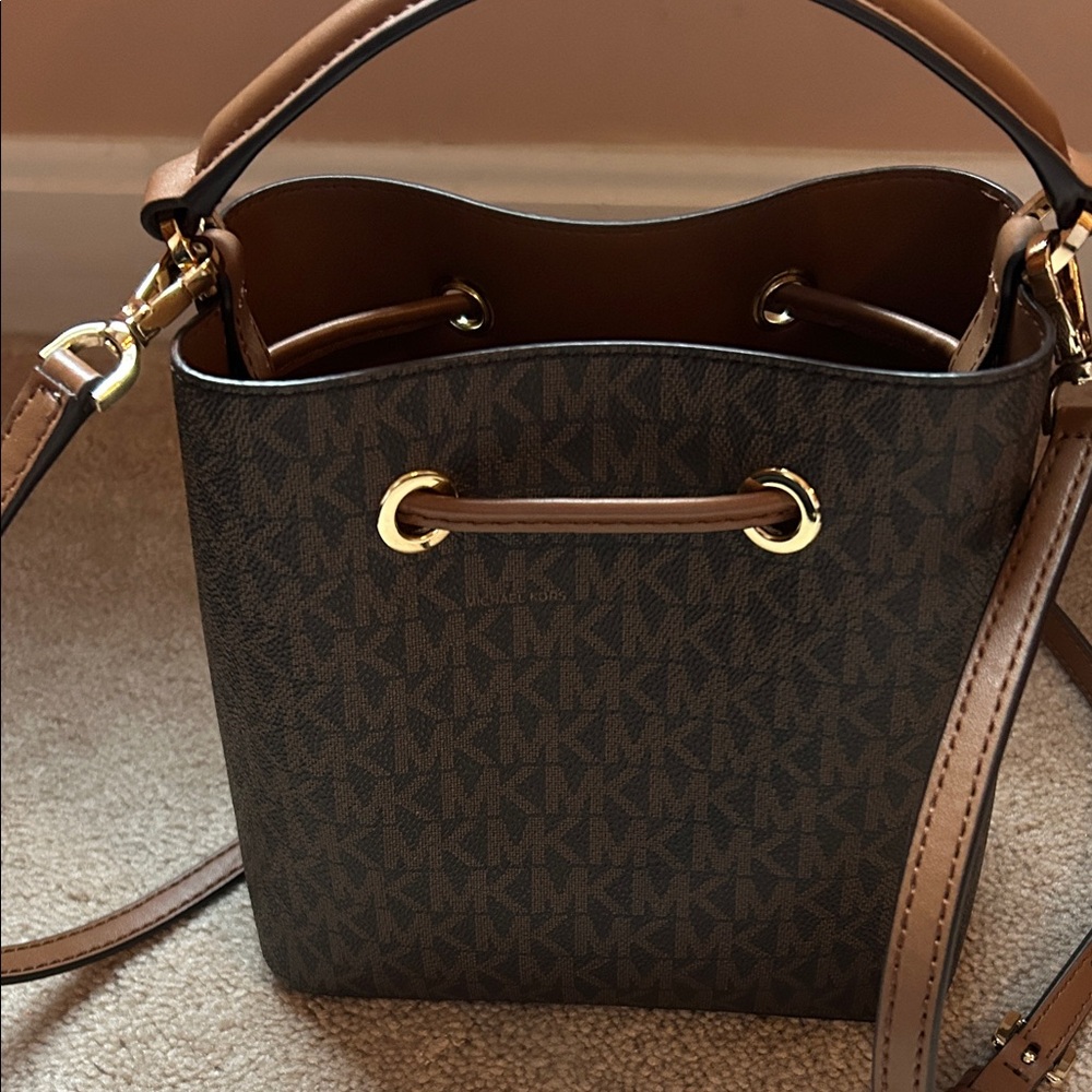 MICHAEL KORS bucket bag with wallet - Picture 6 of 11